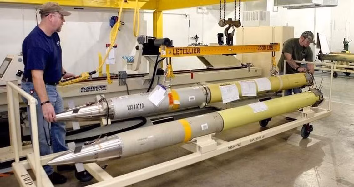 Ukraine sử dụng tên lửa HIMARS như một vũ khí chiến lược, nhưng để thực sự bao phủ Bakhmut, họ không nên sử dụng loại vũ khí này. Lý do là các tòa nhà ở Bakhmut tương đối kiên cố, trong khi đó, sức công phá đạn dẫn đường M31 của HIMARS tương đối hạn chế và chắc chắn quân Nga sẽ không dồn lực lượng vào một tòa nhà để quân Ukraine tiêu diệt.