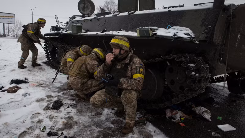 Đồng thời Mỹ lợi dụng Ukraine càng nhiều càng tốt, để tiêu hao dân số, tài nguyên và tiền bạc của Nga; "làm chảy máu" nước Nga. Mô hình chiến tranh ủy nhiệm này xác định sự “dè dặt” của Mỹ, khi cung cấp vũ khí và trang bị cho Ukraine.