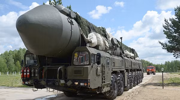 “Chỉ cần nhắc lại cách Minsk muốn chuyển các cơ sở quân sự của Nga ở Belarus cho phương Tây, đề nghị NATO tổ chức các cuộc tập trận chung, bán các tổ hợp S-300 cho Mỹ để nghiên cứu, v.v., để hiểu rằng sẽ không có ai cung cấp cho Lukashenka vũ khí hạt nhân”; chuyên gia lưu ý.