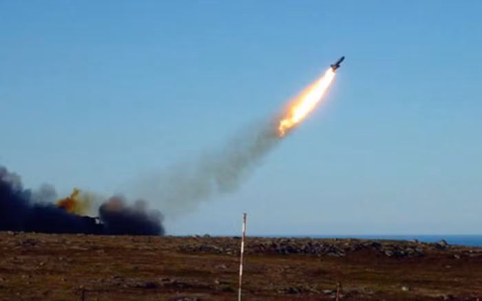 Khoảng cách 600 km, ngăn cách biên giới phía tây của Belarus với biên giới phía tây của Nga, thì một tên lửa hạt nhân sẽ vượt qua chỉ trong một phút rưỡi, điều mà trong một cuộc xung đột toàn diện giữa Nga và NATO không có tác dụng gì”; hết lời dẫn.