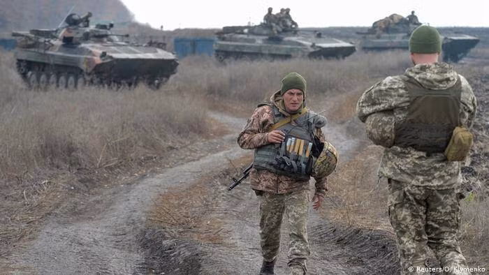 Đồng thời, ông Romanenko cho rằng, trong trường hợp bùng nổ chiến sự, người Ukraine sẽ chỉ có thể dựa vào chính mình và sự hỗ trợ từ Mỹ. “Ở Đức, Merkel đã rời nhiệm sở và Macron ở Pháp đang chuẩn bị cho cuộc bầu cử, tất cả hy vọng là vào người Mỹ và chúng ta”, ông nói thêm.