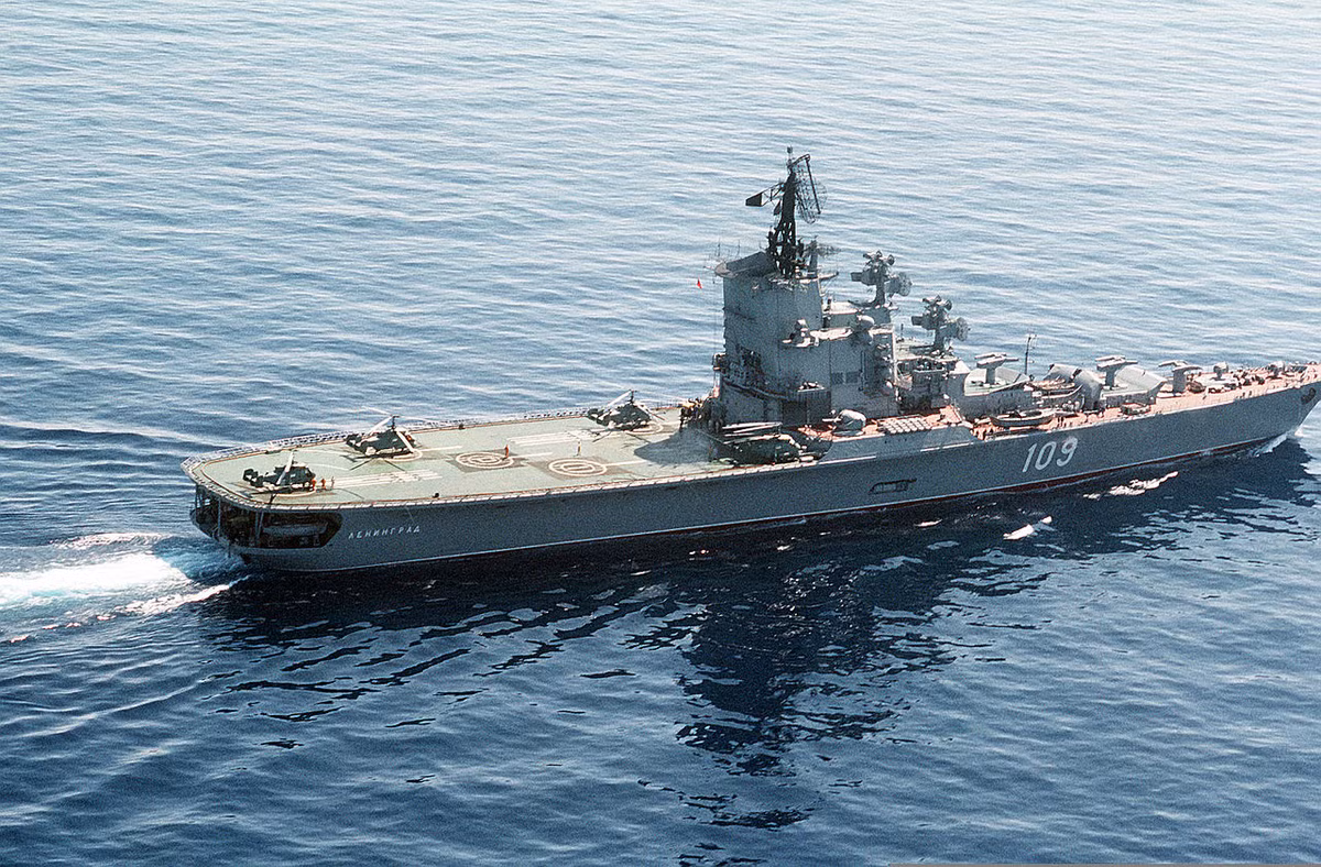 Mỗi tàu tuần dương máy bay lớp Moscow, có lượng choán nước 17.000 tấn, chủ yếu đảm nhiệm các nhiệm vụ tác chiến chống tàu ngầm. Những chiếc tàu này có thể di chuyển từ Biển Đen đến Địa Trung Hải và Đại Tây Dương.