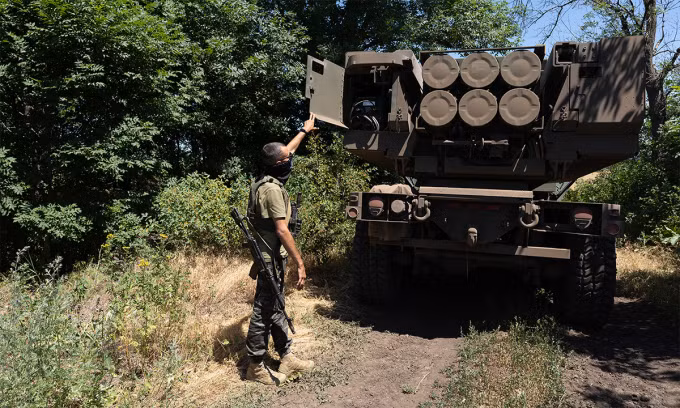 Vì sao việc phá hủy hệ thống tên lửa cơ động HIMARS của Ukraine lại khó khăn như vậy? Thứ nhất là do các đặc tính kỹ thuật của chính bệ phóng tên lửa HIMARS và cách Quân đội Ukraine sử dụng nó.