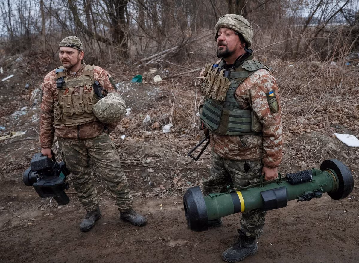 Quân đội Ukraine dường như cũng bị cuốn vào một vòng luẩn quẩn quanh thuyết vũ khí, dường như họ nghĩ rằng, chỉ cần phương Tây cung cấp cho họ một hoặc hai loại vũ khí tiên tiến, họ hoàn toàn có thể đảo ngược tình thế trên chiến trường.