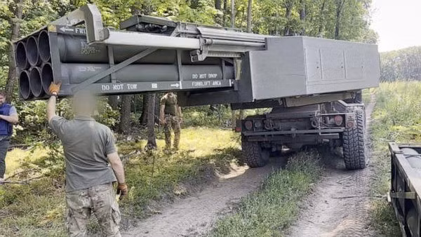 Do là vũ khí mới và quan trọng, nên Quân đội Ukraine rất cẩn thận trong việc sử dụng bệ phóng tên lửa HIMARS, nên đã triển khai một số lượng lớn lực lượng phòng không xung quanh nó. Do vậy, trực thăng vũ trang hoặc máy bay chiến đấu cánh cố định của Nga, không dám thực hiện các cuộc không kích gần nó.