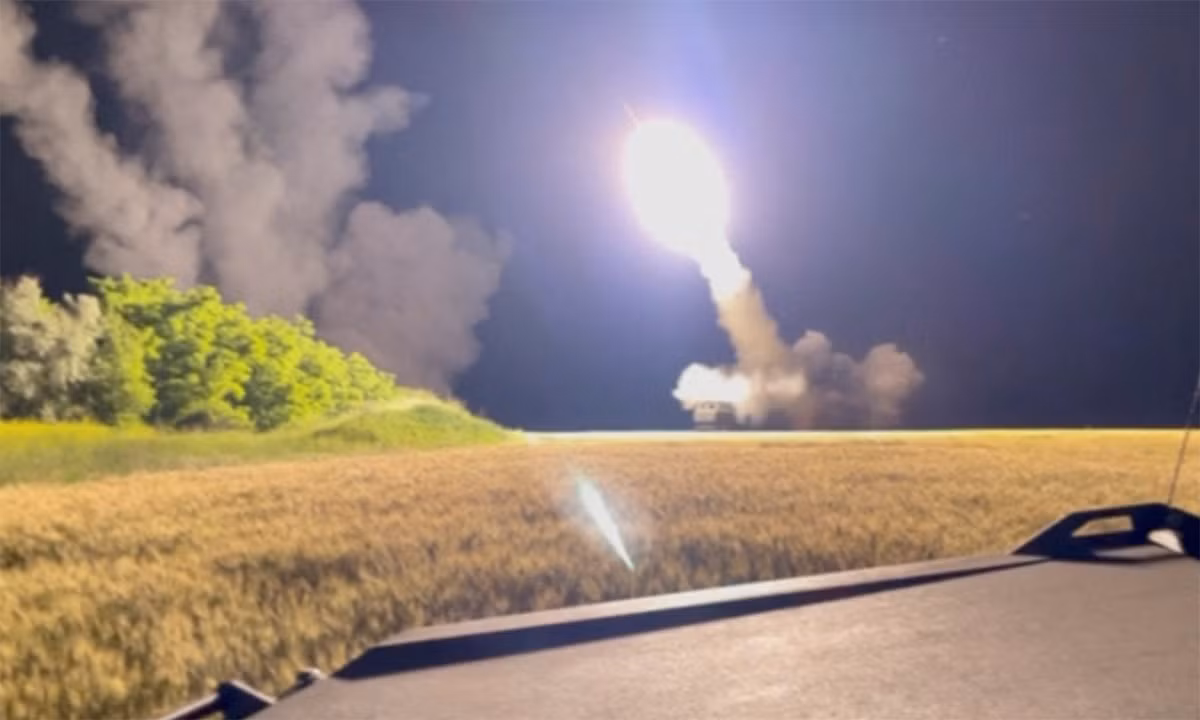 Truyền thông Nhà nước Ukraine cho biết, kể từ khi Quân đội Nga chiếm hoàn toàn thành phố Lisichansk, Ukraine đã tiếp tục sử dụng bệ phóng tên lửa HIMARS đánh vào các kho đạn ở hậu phương của Nga, việc này đã gây ra cho Quân đội Nga một mức độ tổn thất nhất định.