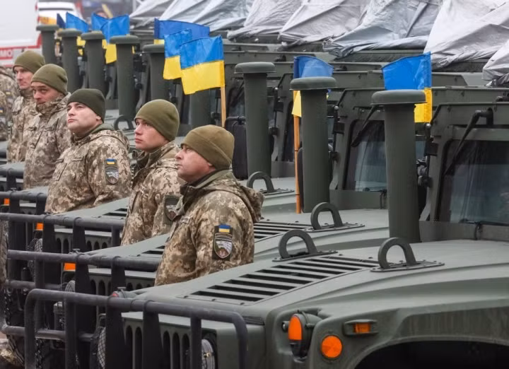 “Thực tế là Ukraine không phải là thành viên NATO, vì vậy khó có khả năng một quốc gia nào trong Liên minh sẽ đưa quân đến Ukraine, để thách thức Nga ... Chúng tôi không được lừa dối mọi người về điều này, như chúng tôi đã làm”; ông Wallace nói.