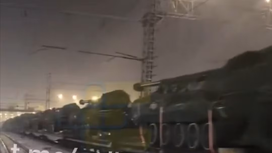 Ngoài ra, pháo M-1989 còn được trang bị một số thiết bị điện tử để quan sát và ngắm bắn, giúp triển khai chiến đấu nhanh. Việc Nga sử dụng pháo M-1989 gây bất ngờ cho giới quan sát, vì có khả năng, kho đạn pháo khổng lồ của Nga đã cạn kiệt và năng lực sản xuất quốc phòng của Nga không đáp ứng được yêu cầu của chiến trường. (nguồn ảnh TASS, KCNA, CNN, X). 