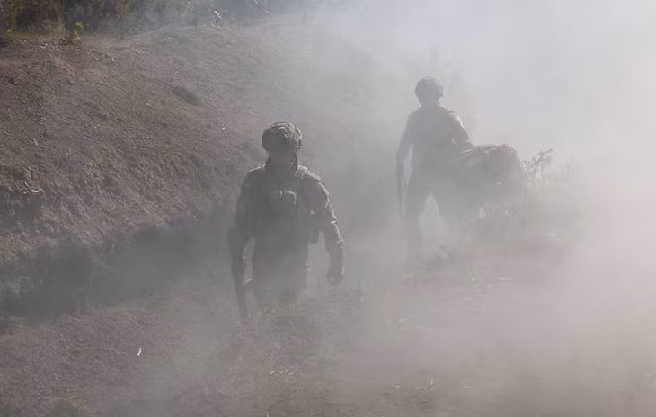 Khi Lữ đoàn 1 của Quân đội Ukraine rút lui khỏi trận địa phòng ngự và trước khi quân của Lữ đoàn 2 kịp tiếp quản vị trí, thì quân Nga bất ngờ tiến thẳng vào, khiến cả chỉ huy và lính Ukraine bị sốc. Tuy nhiên, chính chỉ huy mũi đột kích của Quân đội Nga cũng bị sốc như Quân đội Ukraine.