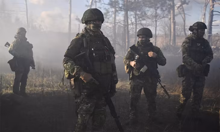 Sau đó đợt thứ ba và thứ tư của quân Nga kéo đến. Theo Deep State của Ukraine, Quân đội Nga đã điều động tổng cộng 15 xe bọc thép tham gia cuộc tập kích này và tấn công thành 4 đợt. Toàn bộ lực lượng tương đương gần bằng cỡ nửa tiểu đoàn thiết giáp.