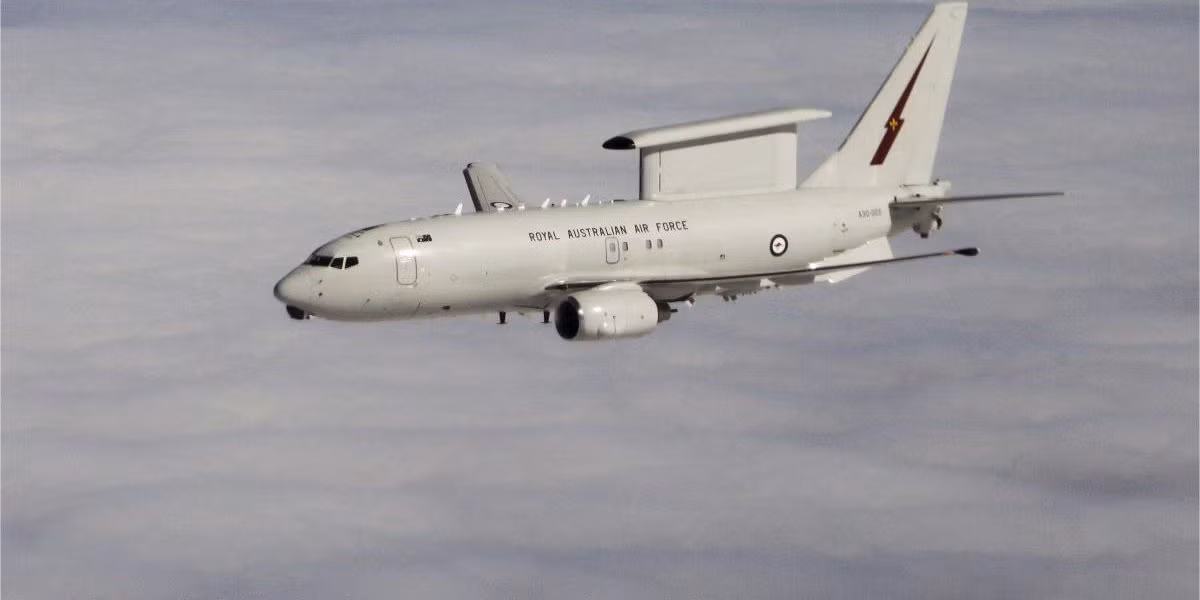 Thông tin của USAF cho biết: “Mảng quét điện tử của radar trên Wedgetail, có khả năng điều khiển chùm tia radar, tập trung vào một khu vực và có thể phát hiện được mục tiêu nhỏ và có tốc độ cao tốt hơn nhiều so với radar của AWACS E-3”.