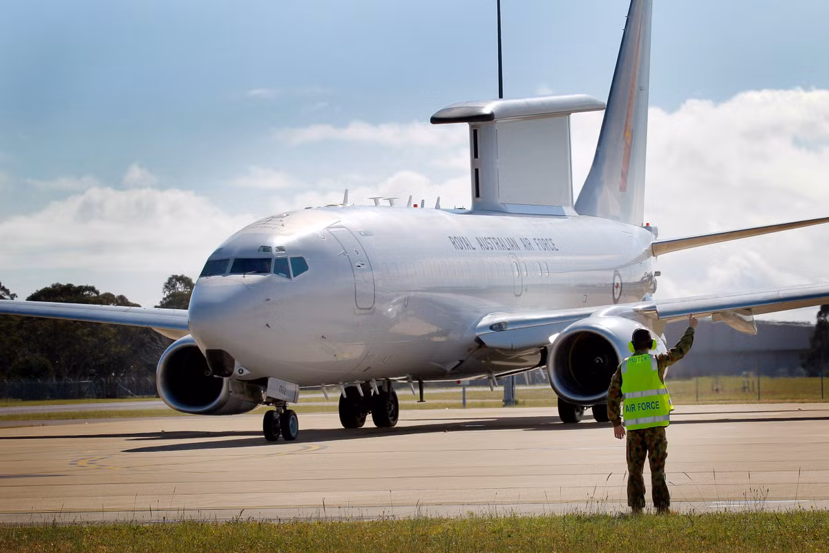Do đó, Không quân Mỹ muốn thay thế AWACS E-3 bằng loại E-7 Wedgetail, một loại máy bay cảnh báo sớm đã được kiểm chứng và được lựa chọn để trang bị cho lực lượng không quân của Anh, Hàn Quốc, Australia và Thổ Nhĩ Kỳ; qua đó cũng mang lại lợi ích về khả năng tương tác.