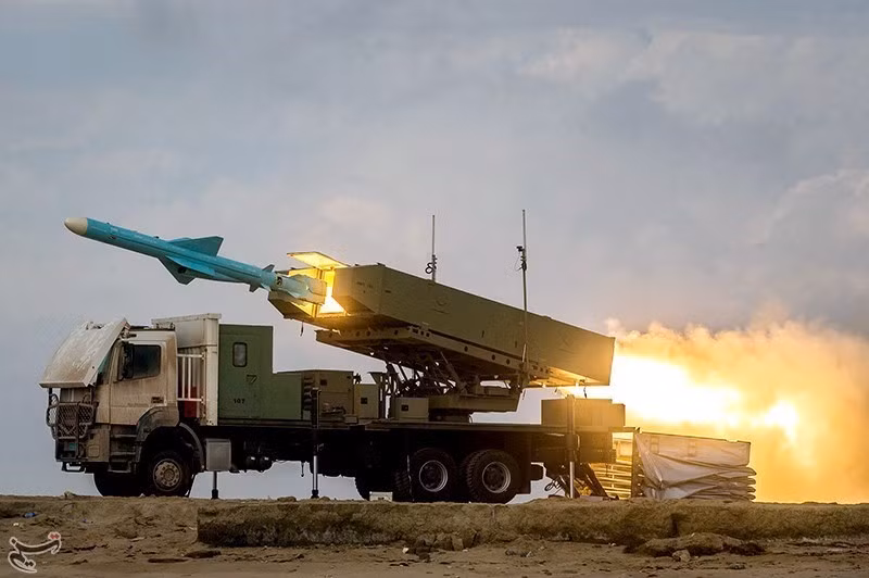Nhưng với quan điểm của người Iran “Không mua được thì tự làm ra”; lệnh cấm vận của Mỹ đã thúc đẩy Iran quyết tâm sao chép ngược lại C802, để có được khả năng tự sản xuất loại tên lửa và họ đã khai sinh ra tên lửa chống hạm Noor nổi tiếng.