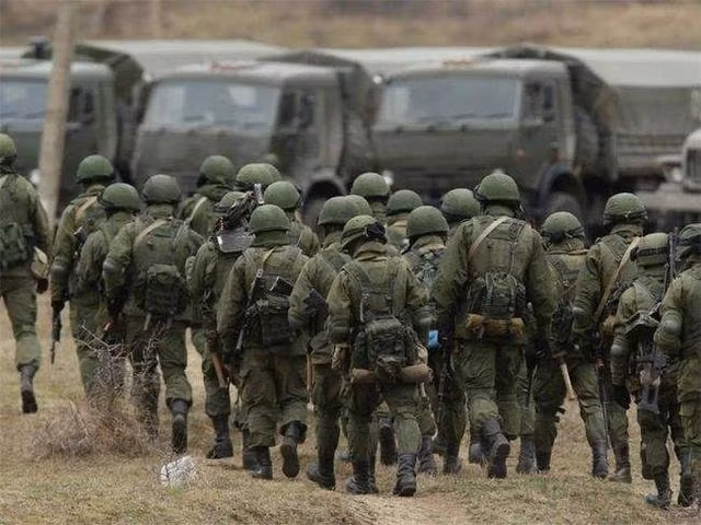 Biểu tượng của quân đội Ukraine hoặc quân đội Nga được sơn trên xe chỉ có thể được nhìn thấy từ khoảng cách rất gần. Nhiều xe tăng và thiết giáp bị hai bên bắt và sau đó sử dụng lại, nếu không có hướng dẫn chính xác và hỗ trợ tình báo từ mặt đất, các phi công không biết mục tiêu đang ở phía nào trong tầm nhìn của họ.