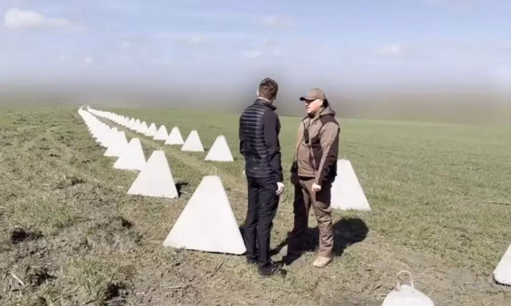 “Nếu chúng ta lấy chiều cao của con người là 180 cm, thì “răng rồng Ukraine” chỉ có chiều cao khoảng 80-90 cm. Trong khi đó “răng rồng” của Nga trên hướng Zaporozhye cao tới 140 cm. Như vậy “răng rồng” Nga có chiều cao hơn đáng kể”, Podolyaki viết.