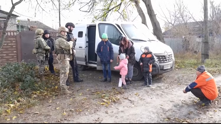 Các nhà chức trách địa phương Ukraine nhấn mạnh rằng, 57 khu định cư ở quận Kupyansky đã được sơ tán, trong khi những người dân không chịu rời khỏi nhà của họ, phải đối mặt với những điều kiện khó khăn và nguy hiểm.