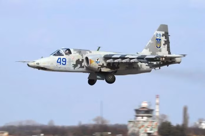 Tuy nhiên trên chiến trường Ukraine, việc sử dụng máy bay Su-25 để chi viện hỏa lực trực tiếp là không hiệu quả, do hỏa lực phòng không mặt đất của Nga quá mạnh. Chiến thuật sử dụng máy bay Su-25 tác chiến bằng vũ khí không điều khiển, hiện không còn phù hợp. 