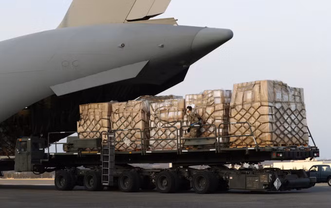 Tại khu vực phía Tây Ukraine, Mỹ và NATO cũng sử dụng máy bay vận tải cỡ lớn để chuyển vũ khí, khí tài cho Ukraine, đặc biệt là đạn dược với yêu cầu thời gian gấp. Tuy nhiên, tại sao tên lửa hành trình của Nga hầu như không đánh trúng các sân bay của Ukraine ở phía tây? 