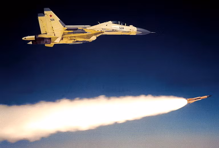 Lịch sử phát triển của tên lửa Kh-59 Ovod, được Liên Xô phát triển vào những năm 1970 như một vũ khí tấn công chính xác, trang bị cho máy bay tấn công mặt đất Su-24 và MiG-27. Đầu tiên nó là loại tên lửa không đối đất được dẫn đường bằng TV, và được đưa vào sử dụng từ đầu thập niên 1980.