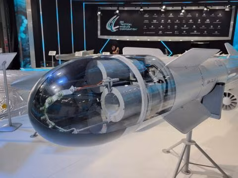 Tên lửa Kh-59MKM có tầm bắn 285 km, tốc độ cận âm (900 – 1.050 km/h); độ cao bay của nó là từ 15 m đến 2 km so với mặt đất. Tên lửa này dẫn đường tự động theo kiểu “bắn và quên”, độ lệch mục tiêu (CEP) khoảng 10 m và đã sử dụng ở chiến trường Ukraine.