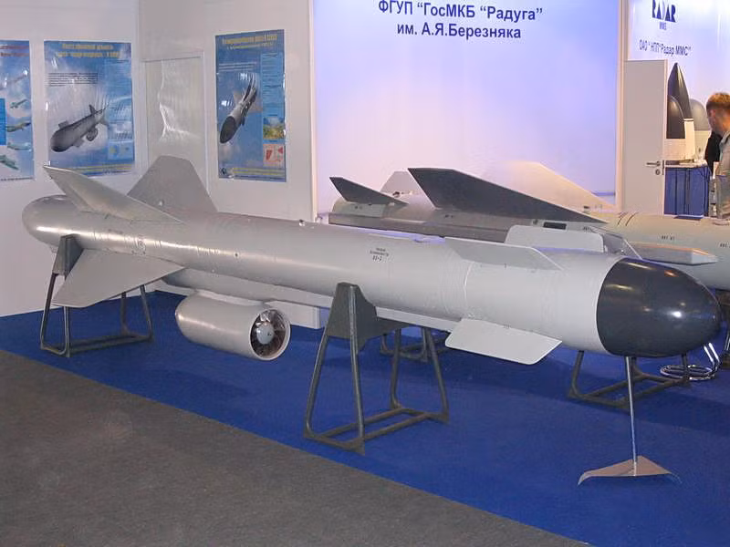 Tên lửa Kh-59MK2 có trọng lượng khi phóng là 770 kg, tầm bắn tối đa 290 km. Tên lửa sử dụng hệ thống dẫn đường quán tính và hệ thống định vị vệ tinh GLONASS và GPS để điều chỉnh sai số đường bay. Trong giai đoạn cuối, nó có thể sử dụng hình ảnh nhiệt để dẫn đường chính xác, nên Kh-59MK2 có thể “bắn và quên”. 