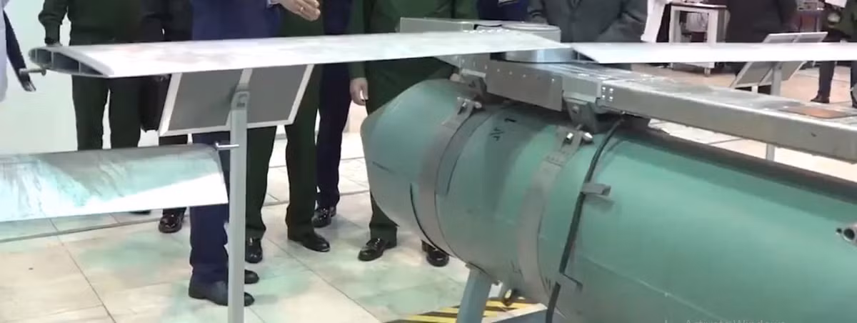 Việc sử dụng bom chùm RBK-500 với mô-đun cánh lượn UMPK của Nga đã bắt đầu cách đây đúng một năm, vào tháng 11/2023, khi các chuyên gia Nga đã hoàn thành mô-đun này, biến loại bom chùm thả rơi tự do thành một quả bom lượn có điều khiển, có thể tấn công chính xác mục tiêu từ xa, mà không phải bay vào khu vực có hỏa lực phòng không của Ukraine.