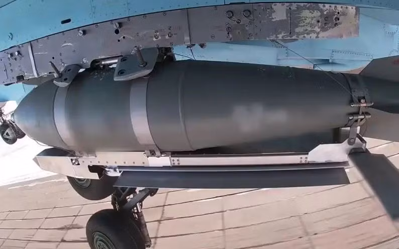  Quân đội Ukraine hiện nay về cơ bản đang ở thế bị động phòng ngự và có rất ít cơ hội phản công. Mệnh lệnh chỉ huy của họ bị gián đoạn và thông tin liên lạc thường xuyên bị hỏng. Trong khi Quân đội Nga đang triệt để tận dụng ưu thế trên không để tiếp tục ném bom, khiến quân Ukraine không thể đánh trả.