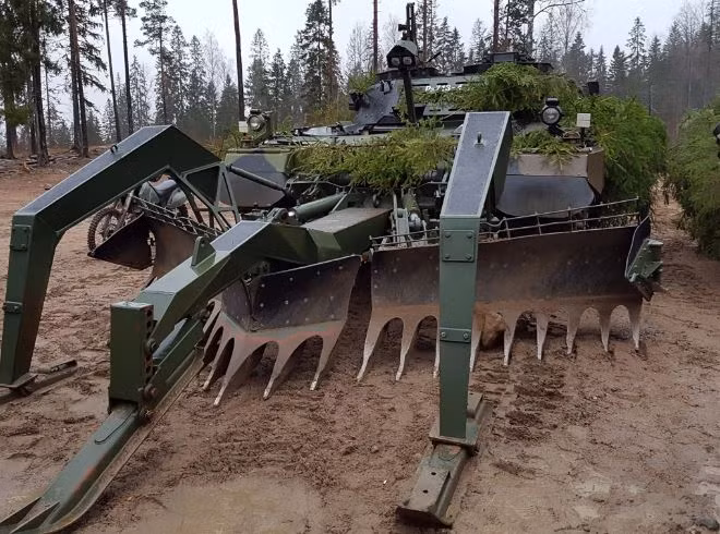 Hồi tháng 7, cả ba xe rà phá bom mìn thuộc mẫu Leopard 2R còn sót lại trong Quân đội Ukraina đã ngừng hoạt động trên hướng mặt trận Orekhiv thuộc tỉnh Zaporizhia. Điều đáng chú ý là bất chấp hiệu suất đáng thất vọng của các xe rà phá bom mìn dựa trên xe tăng Leopard ở Ukraine, quân đội Phần Lan vẫn kiên trì sử dụng các xe phá mìn tin cậy, sử dụng khung gầm xe tăng T-55 của Liên Xô.