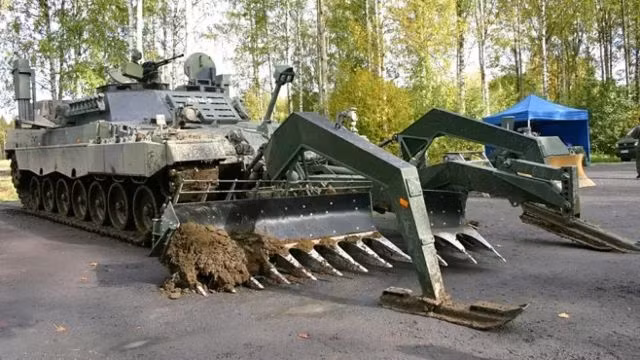 Xe phá mìn Leopard 2R, cỗ máy nặng 56 tấn ban đầu được Phần Lan mua từ Đức, trên xe trang bị thiết bị phá mìn hạng nặng KMT-5M, nhằm biến chúng thành thiết bị kỹ thuật rà phá bom mìn. Tuy nhiên, chúng hoạt động không hiệu quả. 