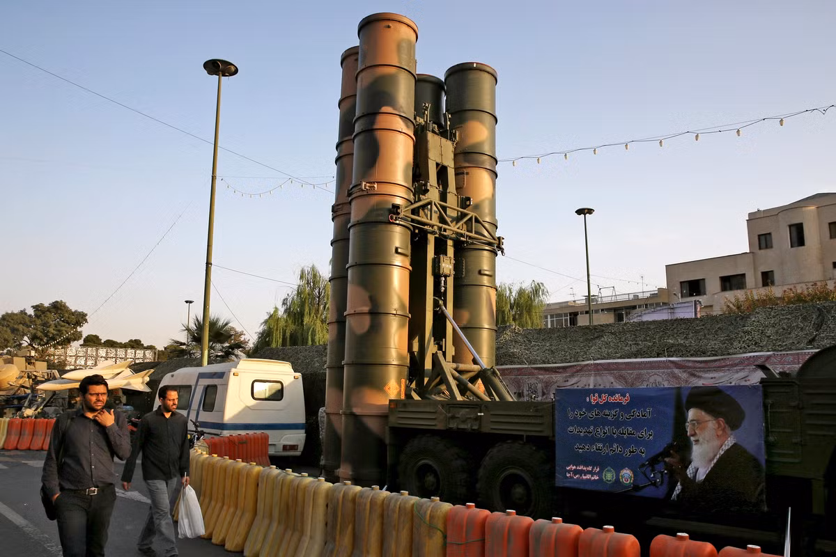 Theo một số thông tin, hệ thống S-300 của Iran cũng đang tiếp tục được cập nhật các tên lửa mới của Nga. Đồng thời, Iran tiếp tục phát triển hệ thống phòng không trong nước, tạo thành mạng lưới phòng không đa tầng.