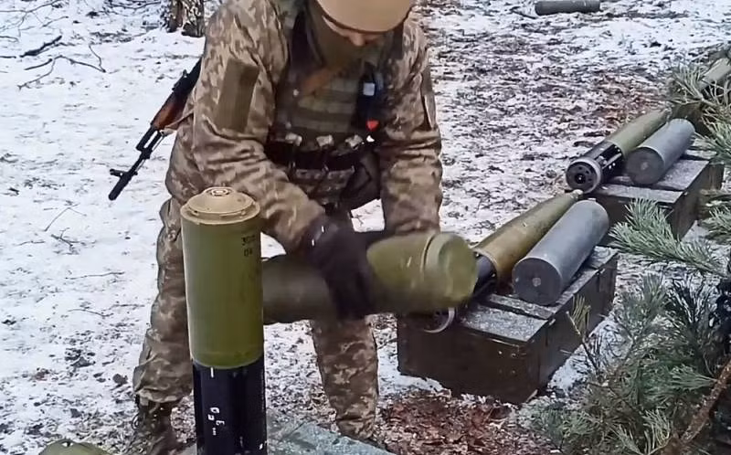 Quân đội Ukraine thường sử dụng hỏa lực pháo binh tầm xa như đạn pháo dẫn đường Excalibur 155mm, để phá những vũ khí Nga, sau khi phát hiện ra những thiết bị hạng nặng này đã bị trúng mìn; và sẽ không còn cố gắng chiếm giữ nó để có thể tái sửa chữa và sử dụng. 