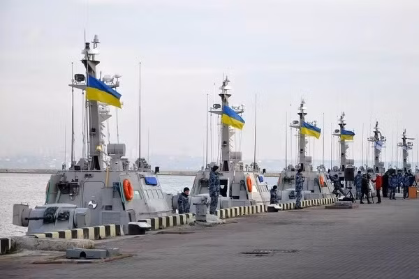 Quan hệ Ukraine – Nga vẫn có những bước leo thang căng thẳng mới; sau tuyên bố của người đứng đầu Bộ Quốc phòng Ukraine rằng, Hải quân Ukraine có kế hoạch xây dựng ít nhất hai căn cứ hải quân ở Biển Azov và Biển Đen và cho tàu chiến NATO triển khai ở đó.