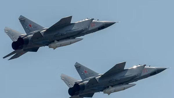 Lần này Không quân Nga đã triển khai MiG-31K tại Syria, để sẵn sàng kiềm chế máy bay chiến đấu F-22A Raptor của Không quân Mỹ. Trên thực tế, việc Không quân Nga triển khai máy bay chiến đấu MiG-31K tại Syria, đã gây nhiều áp lực lên NATO. Nguồn ảnh: Pinterest. 