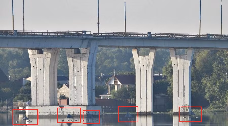 Do đó, mục đích của các bộ phản xạ radar này (hoặc các vật thể kim loại), đôi khi được gọi là bộ phản xạ góc, để đánh lừa các tên lửa dẫn đường bằng radar đang nhằm tấn công cây cầu. Các vật phản xạ, có thể đưa ra một "mục tiêu ảo" hấp dẫn hơn, hoặc khiến việc ngắm mục tiêu chính của radar tên lửa trở nên khó khăn hơn. 