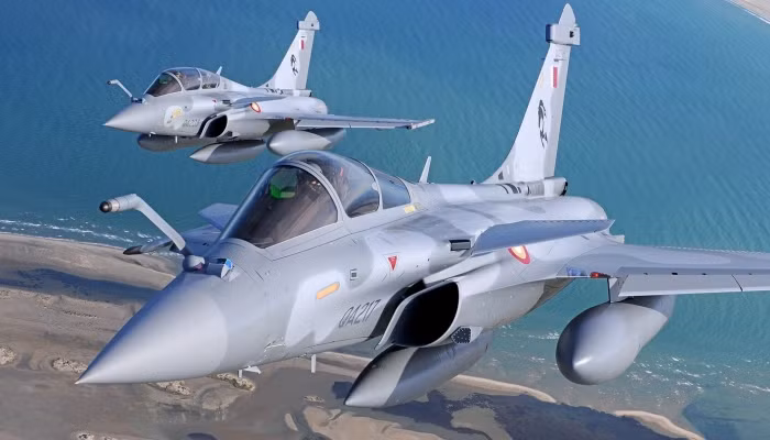 Dựa trên kinh nghiệm vài thập kỷ qua, UAE có khả năng buộc phải rút khỏi chương trình Su-75 Checkmate và phải mua Rafale vừa kém tính năng, vừa có giá đắt. Đây cũng là biện pháp gây thêm áp lực lên Nga vào thời điểm căng thẳng giữa Nga và phương Tây ngày càng gia tăng. 
