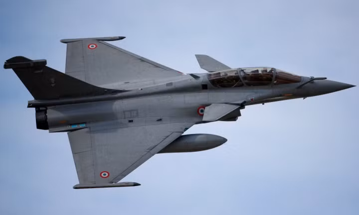 Điều đáng ngạc nhiên là chiếc Rafale mà UAE mua lại là một máy bay chiến đấu lạc hậu hơn so với Su-75 và F-35. Trong hầu hết các thông số về tính năng, đều thua kém F-35; thậm chí máy bay này còn thua F-16 trong nhiều cuộc đấu thầu quốc tế.