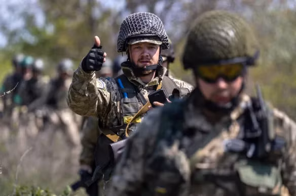 Các cuộc tấn công của bộ binh Ukraine theo kiểu “làn sóng người” đã thu hút hỏa lực của pháo binh Nga. Sau đó, dưới sự dẫn đường của radar trinh sát pháo binh của Ukraine được Mỹ viện trợ, đã tấn công các trận địa pháo binh cố định của quân đội Nga. 