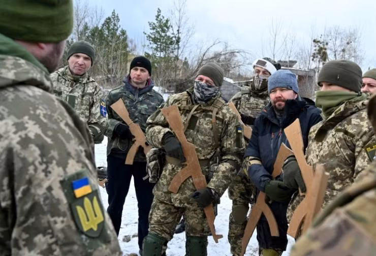 Trước đó đã xuất hiện những bê bối trong Quân đội Ukraine, khi tân binh Ukraine sử dụng súng bằng gỗ để luyện tập, lý do là thiếu vũ khí thực sự. Đây là điều khó tin, với một quân đội từng được đánh giá là “quân lực hạng ba” thế giới.