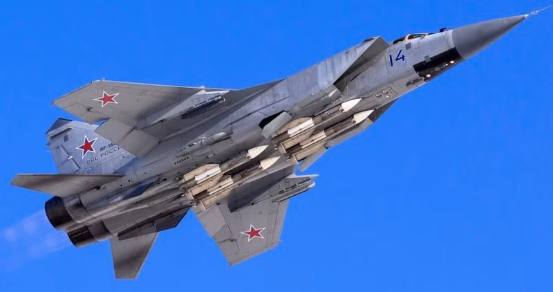 Nga hiện đang sở hữu hàng trăm chiếc máy bay MiG-31 do Liên Xô chế tạo; chúng được đưa vào niêm cất sau khi Chiến tranh Lạnh kết thúc, do khi đó Nga không thể duy trì lực lượng không quân quá lớn. Tuy nhiên, những chiếc MiG-31 niêm cất có số giờ bay rất ít, so với vòng đời của nó.