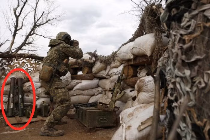Trong đoạn video cũng cho thấy, ngoài súng phóng lựu chống tăng của Pháp, quân đội Ukraine còn sử dụng súng phóng lựu RPG-18, có cấu tạo và tính năng giống khẩu APILAS, do Liên Xô sản xuất từ năm 1972. Điều này cho thấy số lượng vũ khí của Pháp, tương đối hạn chế trong Quân đội Ukraine. 
