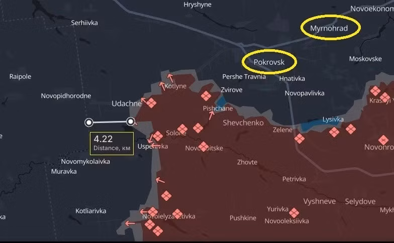 Ở mặt trận Pokrovsk ở phía nam Donetsk, RFAF đang thực hiện chiến thuật cơ động là vòng qua và xen kẽ, để mở rộng các điểm hỗ trợ đã chiếm được trong chiến dịch Kurakhove. Về mặt quân số, cả hai bên đều triển khai hơn 10 lữ đoàn và quân dự bị ở Pokrovsk, tây Kurakhove, kéo dài tới mặt trận Velyka Novosyolka. 