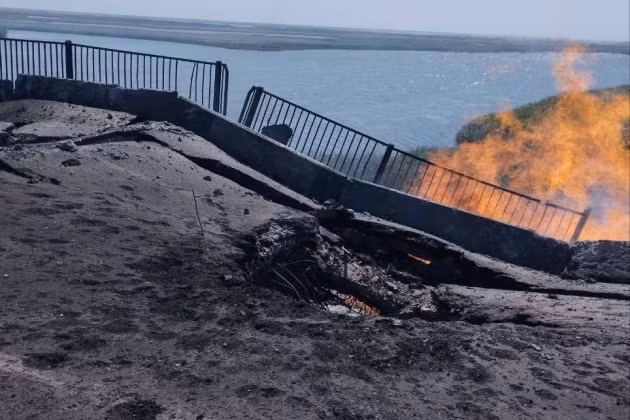 Bất chấp các cuộc tấn công “nghẹt thở” của Quân đội Nga vào các sân bay, nhằm phá hủy số máy bay tiêm kích bom Su-24 của Ukraine; ngày hôm nay, Không quân Ukraine vẫn tiếp tục tấn công cầu Chongarsky, nối Crimea và vùng Kherson bằng tên lửa Storm Shadow.