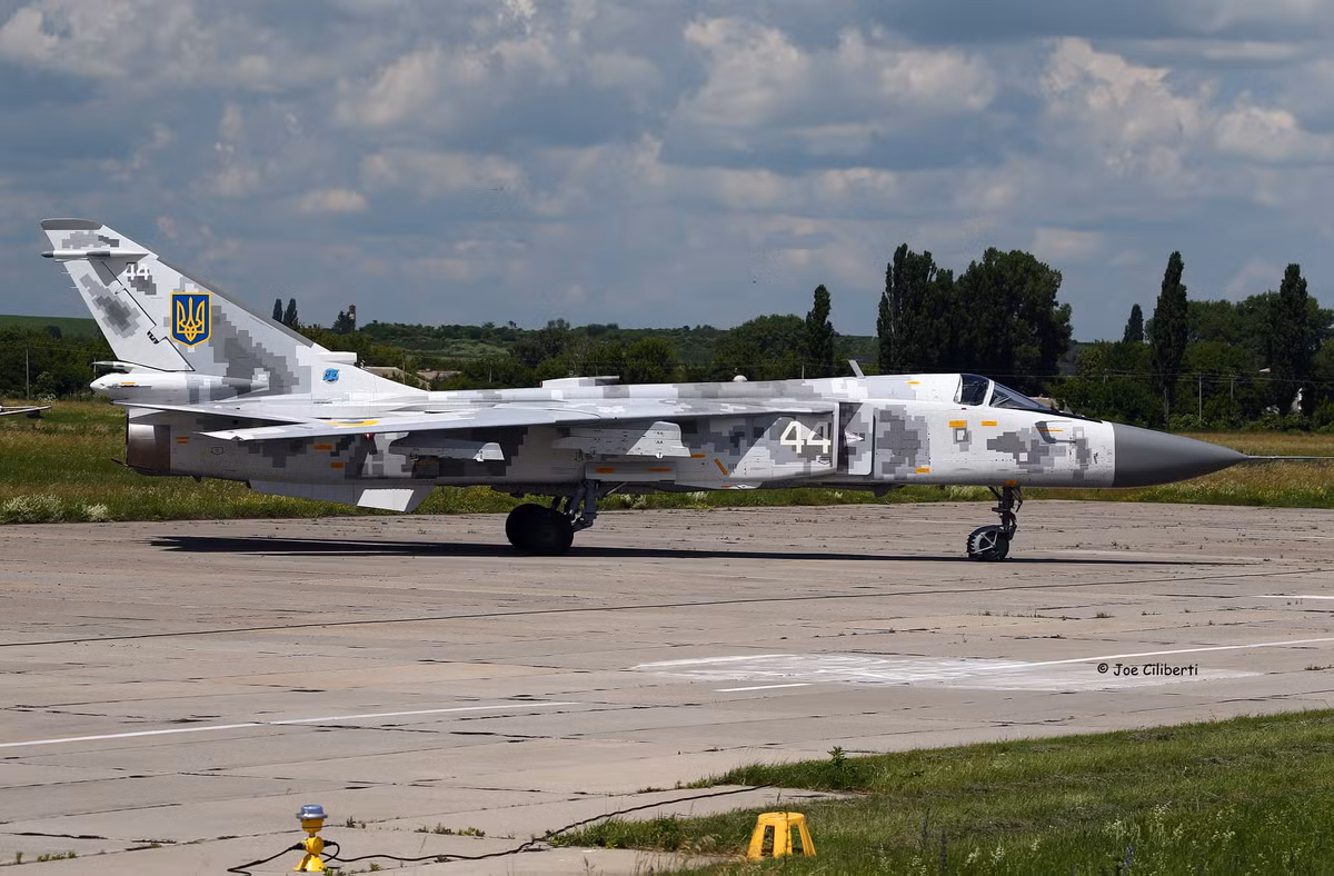 Chính những chiếc Su-24M và những chiếc máy bay trinh sát Su-24MR của Không quân Ukraine, đã được cải hoán tại Nhà máy sửa chữa máy bay Nikolaev "NARP", để có thể phóng tên lửa hành trình tấn công mặt đất Storm Shadow của Anh và SCALP-EG của Pháp. Ở sân bay Starokonstantinov còn có máy bay huấn luyện L-39 Albatross.