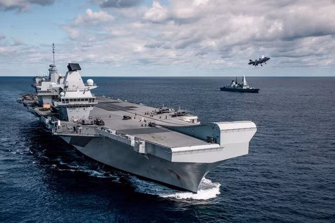 Chiếc F-35B trên cất cánh từ tàu sân bay Queen Elizabeth của Hải quân Anh; tuy nhiên hành động của chiếc tàu sân bay này của Anh ở Địa Trung Hải, luôn nằm trong sự giám sát của lực lượng Không quân Nga, đang đồn trú tại Syria.