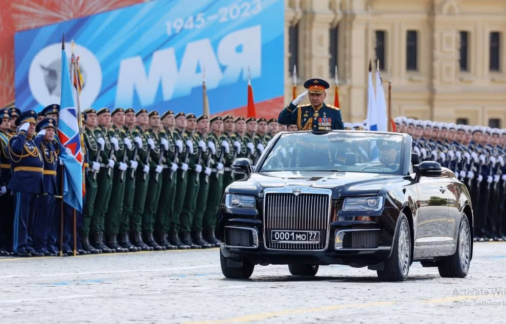 Đúng 10 giờ sáng, cuộc duyệt binh bắt đầu, như thường lệ, Bộ trưởng Quốc phòng Nga Sergei Shoigu duyệt đội hình bằng ô tô. Tổng thống Nga có bài phát biểu Ngày Chiến thắng và xem lễ duyệt binh cùng nhiều nguyên thủ nước ngoài.