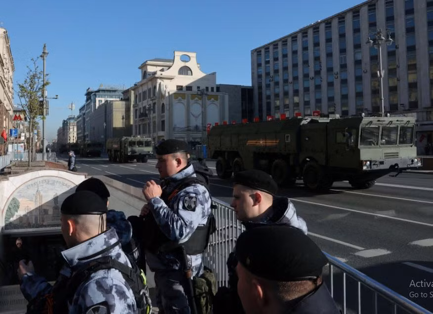 Tổ hợp tên lửa đạn đạo chiến thuật Iskander-M trên đường phố Moscow. Iskander là một loại tên lửa đạn đạo chiến thuật tầm ngắn do các Nga phát triển. Đây là loại tên lửa được đánh giá là có mức chính xác cao, thời gian phản ứng nhanh và khó đánh chặn, khẳng định khả năng trên chiến trường Ukraine. 