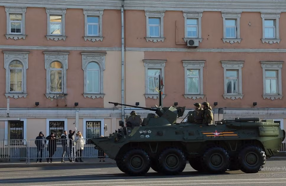 Xe bọc thép chở quân bánh lốp BTR-82A hiện đại của Quân đội Nga di chuyển trong lễ diễu binh. Với tính năng cơ động cùng sức mạnh hỏa lực vượt trội, BTR-82A được đánh giá là một trong những dòng xe bọc thép chở quân hiện đại nhất của Lực lượng Vũ trang Nga hiện nay. 