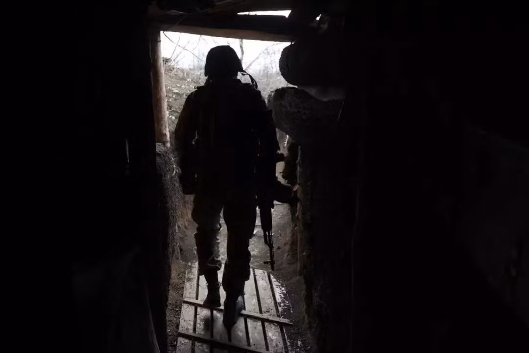 Hiện các đơn vị Ukraine chiến đấu trong thành phố Bakhmut, họ chỉ trông chờ vào hỏa lực vũ khí bộ binh của chính họ, do các trận địa pháo đã bị pháo binh Nga chế áp. Do vậy mới có tình trạng, họ phải chiến đấu bằng hỏa lực vũ khí bộ binh với quân Nga đông gấp nhiều lần, liên tục trong 10 giờ.