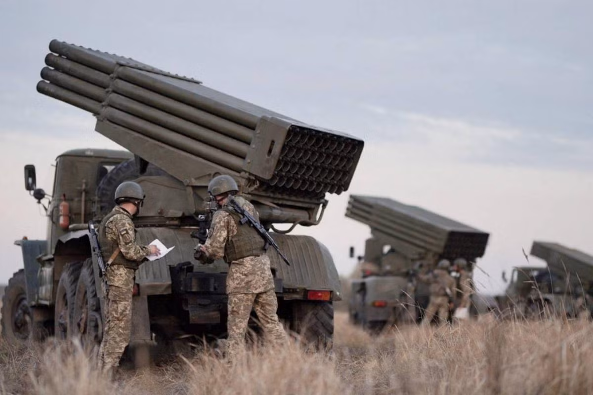 Trong khi đó, có thông tin về việc quân đội Ukraine đã phản pháo yếu ớt vào lãnh thổ Nga. Trạm kiểm soát biên giới ở Tyotkino, vùng Kursk của Nga đã bị pháo từ Ukraine phá hủy. Theo thông tin mới nhất, các trận địa pháo của Ukraine gần biên giới đã bị pháo binh Nga chế áp dẫn đến tê liệt.