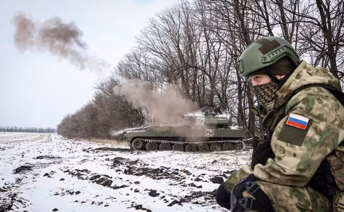 Một sĩ quan thuộc Tiểu đoàn xung kích số 25 của Ukraine nói rằng, Quân đội Nga ở Avdiivka "có tất cả mọi thứ". Trong đó, họ đã tập trung được 40.000 quân cùng nhiều xe tăng, xe bọc thép và đặc biệt là lượng lớn pháo cỡ nòng 152mm.